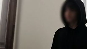 VIDEO Tânărul care a amenințat școli și spitale cere eliberarea din arest preventiv. Băiatul a ieșit rușinat din sală